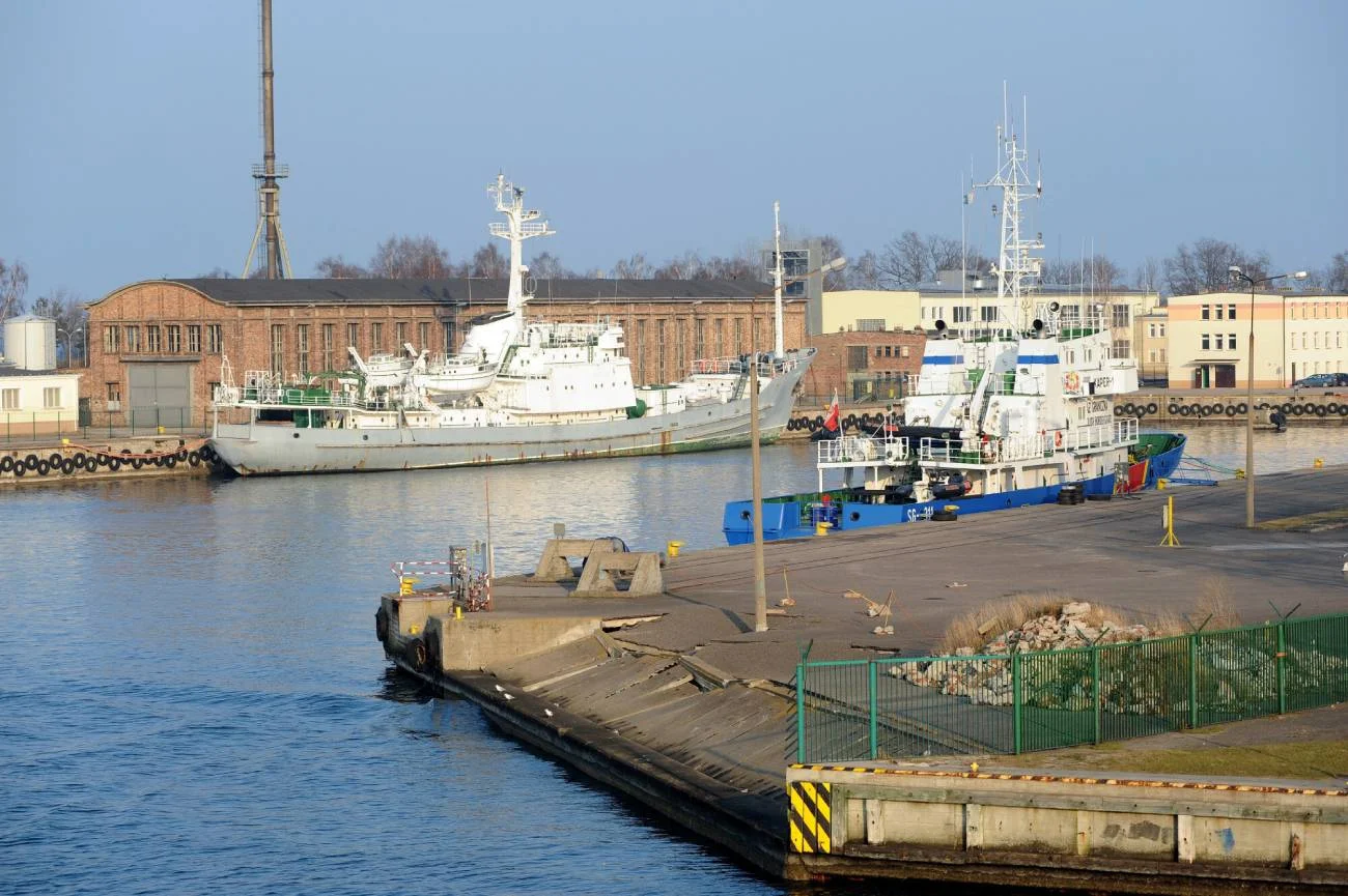 Patrolowiec czeka na odbiór w porcie Westerplatte.
