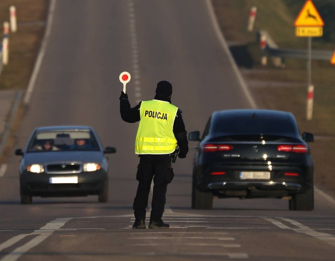 Policjant zatrzymuje samochody do kontroli