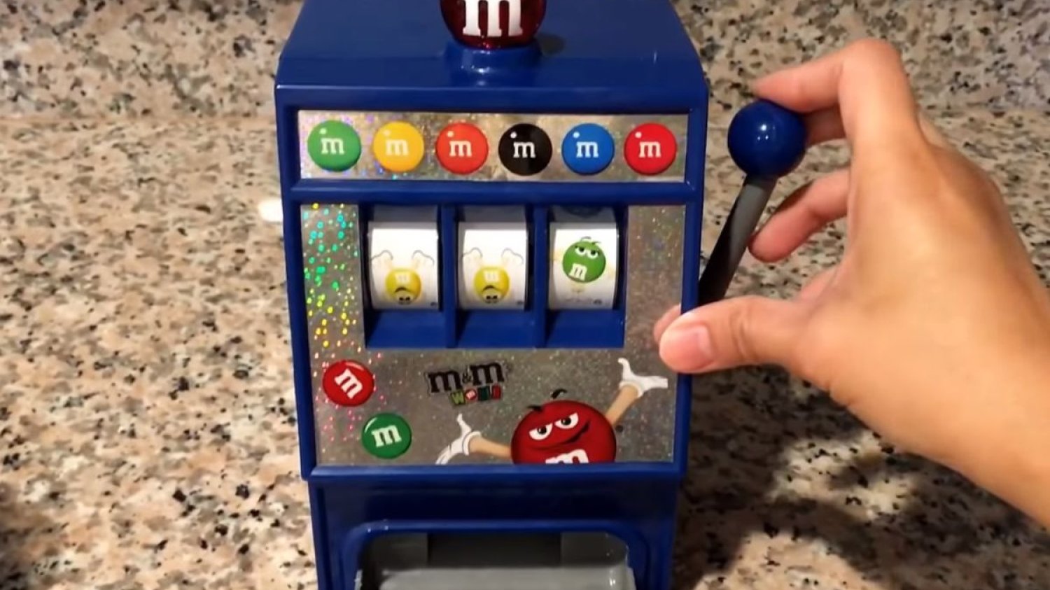 Maszynka do cukierków M&Ms nie spodobała się brytyjskim posłom. Zbyt wyraźnie nawiązuje do hazardu, wycofano ją ze sprzedaży