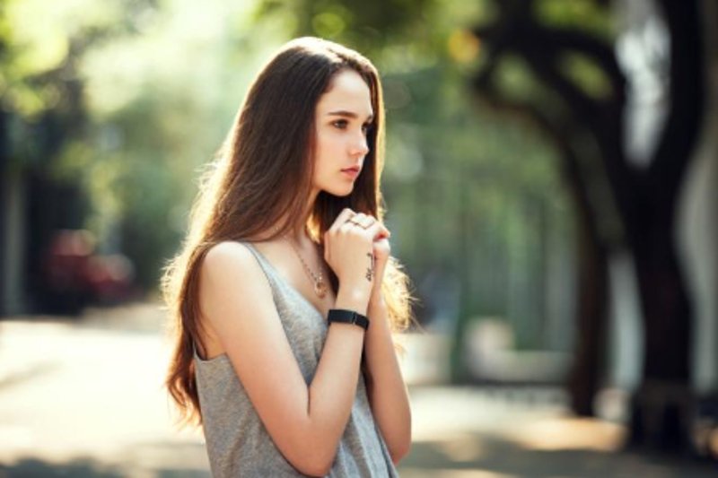 Opaska Color Band A1 to inteligentny gadżet z alarmem, funkcją powiadamiania o połączeniach i SMS, monitorem aktywności fizycznej i snu oraz licznikiem kalorii