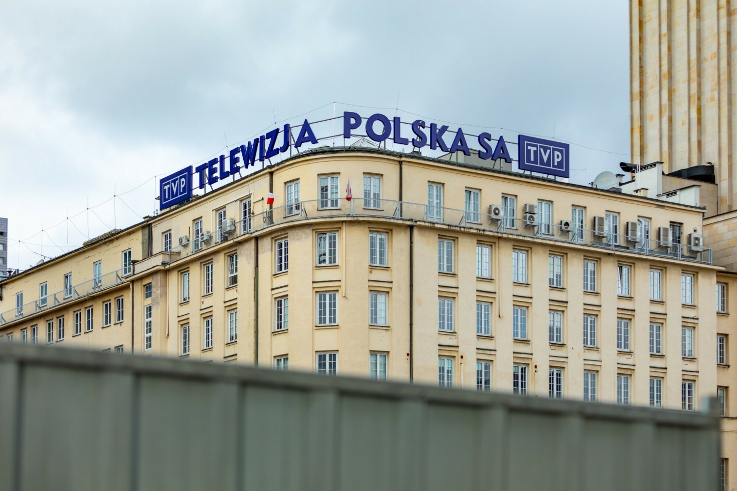 Dziwne umowy i brak wypłat w TVP