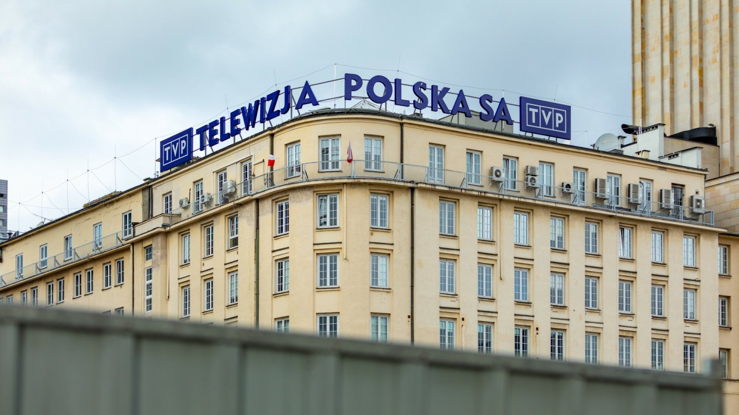 Dziwne umowy i brak wypłat w TVP