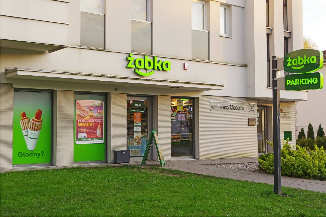 Sklep spożywczy Żabka na osiedlu.