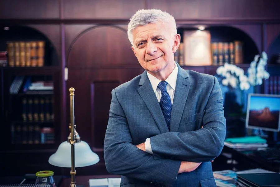Marek Belka: Realizując więcej wydatków konsumpcyjnych - a wydatki socjalne do nich należą - zmniejszamy pulę na wydatki inwestycyjne.