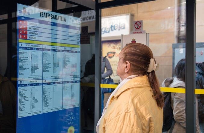 Od 8 października pasażerowie krakowskiej komunikacji miejskiej mają do dyspozycji nowoczesną, multimedialną wiatę na przystanku Teatr Bagatela.