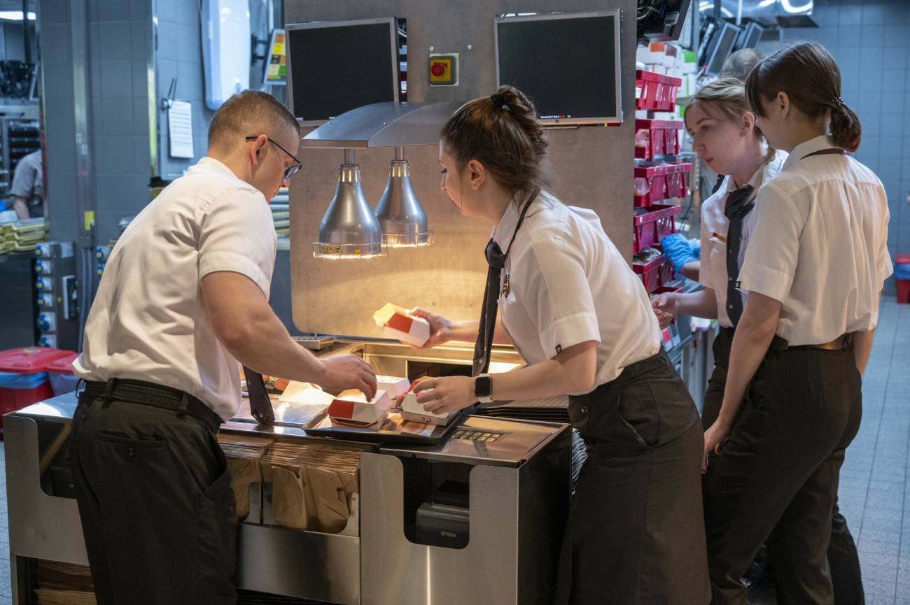 Młodzi pracownicy w McDonald's, zdjęcie poglądowe.