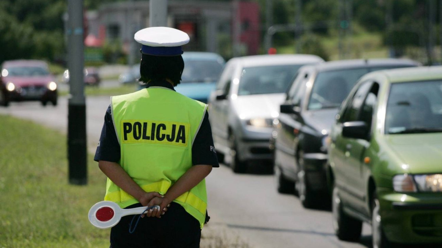 kobieta w kamizelce z napisem "policja"