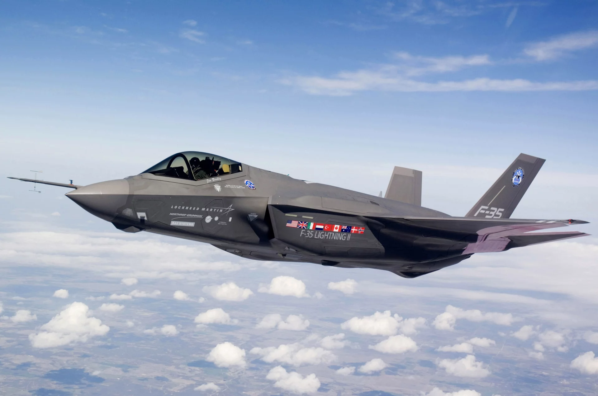 55-letnia Jan Scheuermann potrafi sterować myśliwiec F-35 wyłącznie siłą umysłu.