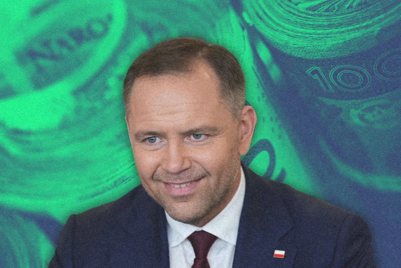 Karol Nawrocki i banknoty.