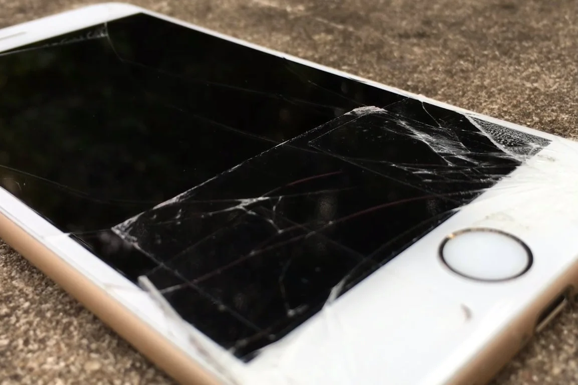 Wymiana ekranu w modelu iPhone X to koszt ok. 1400-1500 zł