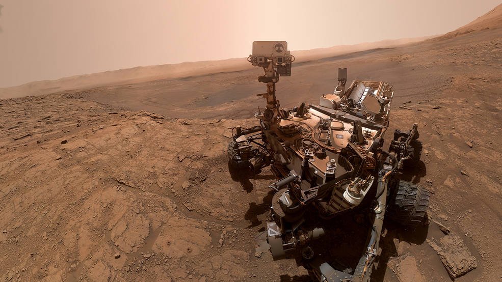 Łazik Curiosity wędruje po Marsie od 2012 roku. Po raz drugi wykonuje eksperyment sprawdzający, czy sąsiednia planeta była kiedyś miejscem przyjaznym do życia.