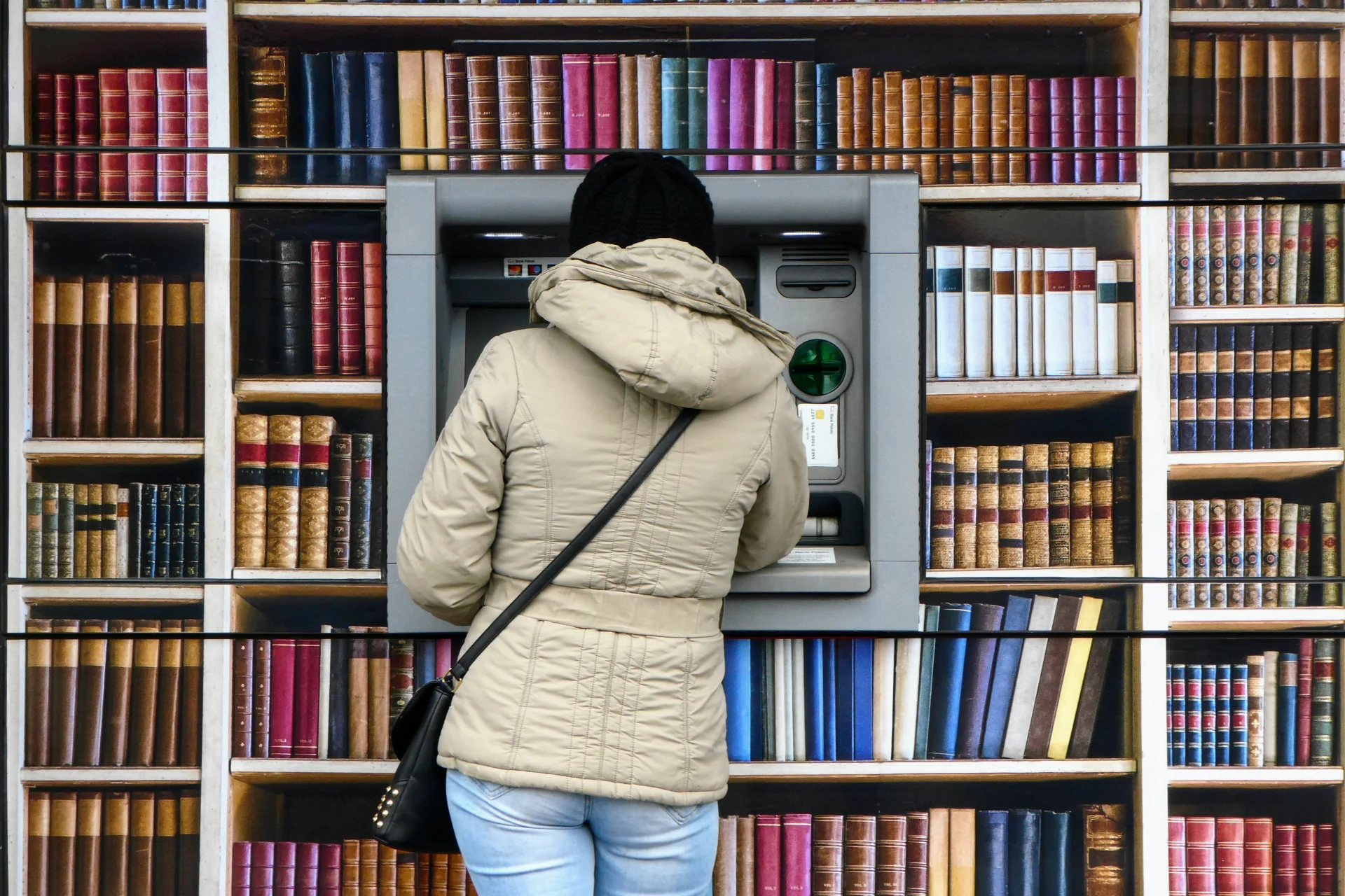 Pracownica polkowickiego banku oszukiwała na lokatach