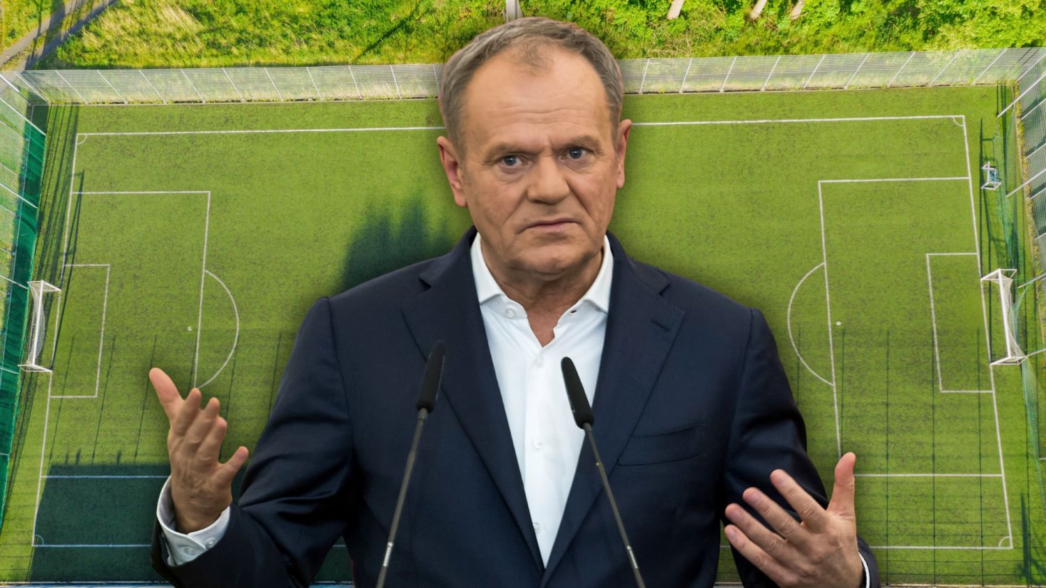 Premier Donald Tusk na tle boiska piłkarskiego. Premier stwierdził, że Orlików może nam zazdrościć Europa.
