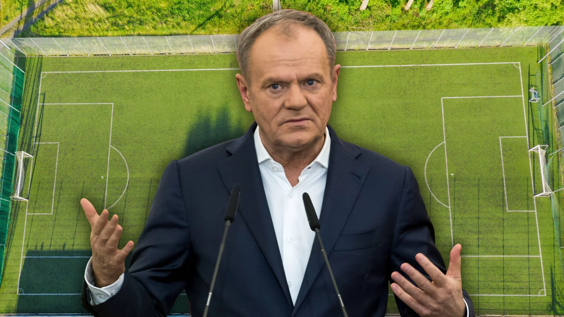 Wedle Donalda Tuska, zazdrości nam tego cała Europa. Polska stoi… Orlikami Premier Donald Tusk na tle boiska piłkarskiego. Premier stwierdził, że Orlików może nam zazdrościć Europa.