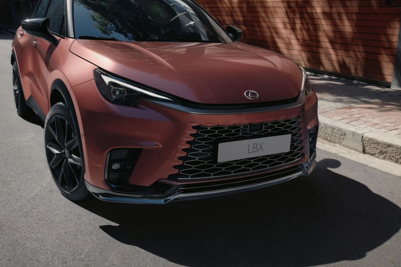 Lexus przeżywa bardzo dobrą passę w Polsce. Teraz producent koncentruje się na przedsprzedaży przełomowego miejskiego crossovera Lexus LBX opartego na rewolucyjnej koncepcji wersji wyposażenia "Atmosfery".