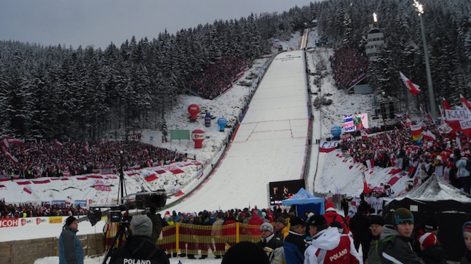 Skoki narciarskie to trudny i niebezpieczny sport. Polacy są w nim coraz lepsi.