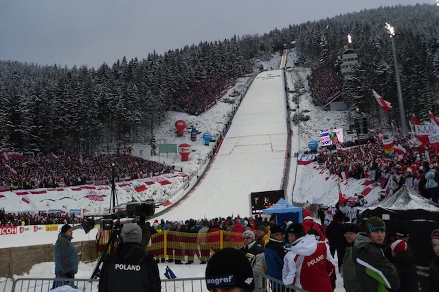 Skoki narciarskie to trudny i niebezpieczny sport. Polacy są w nim coraz lepsi.