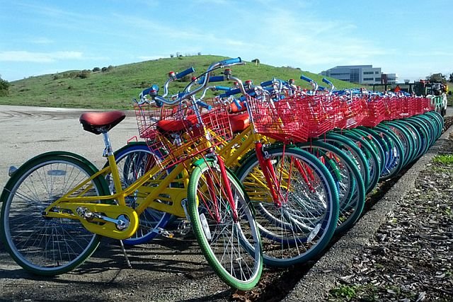 Google traci tygodniowo od 100 do nawet 250 rowerów.