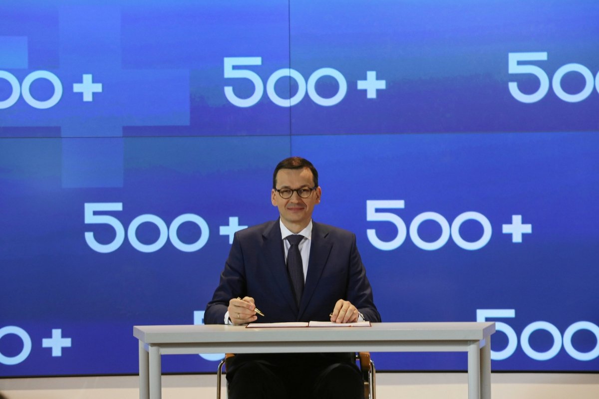 Zablokowanie rozpatrywania wniosków o 500 plus. Premier Mateusz Morawiecki na konferencji promującej 500+. Rozszerzenie programu na pierwsze dziecko było dla pracowników pomocy społecznej kroplą, która przelała czarę goryczy.