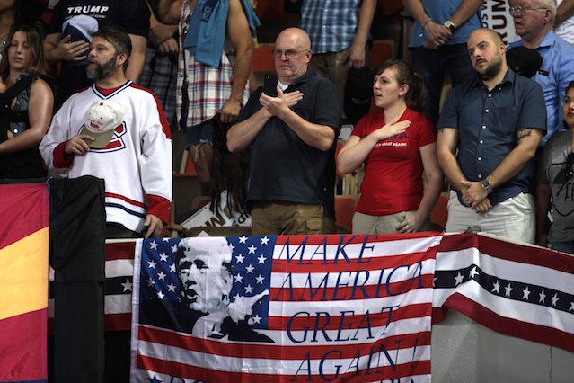 Zwolennicy Donalda Trumpa na wiecu poparcia.
