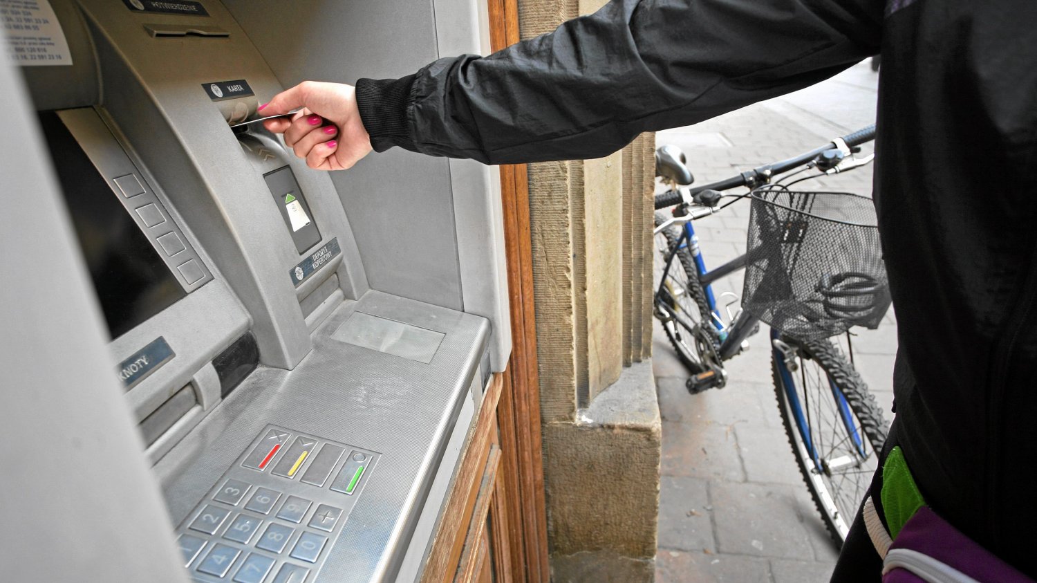 Bankomaty tracą na popularności.