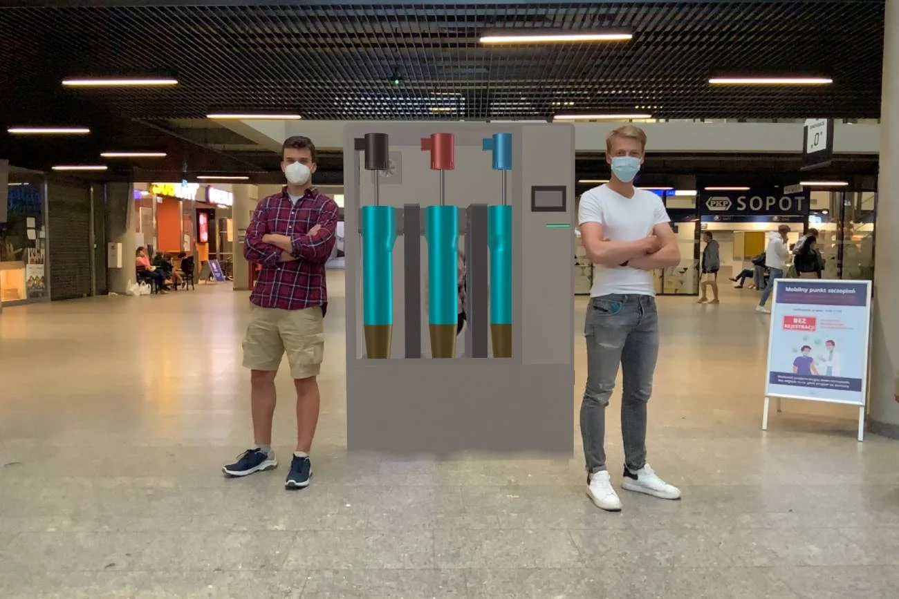 Aleksander Trakul (z lewej) i Mike Ryan (z prawej) z wizualizacją Xtrude Zero