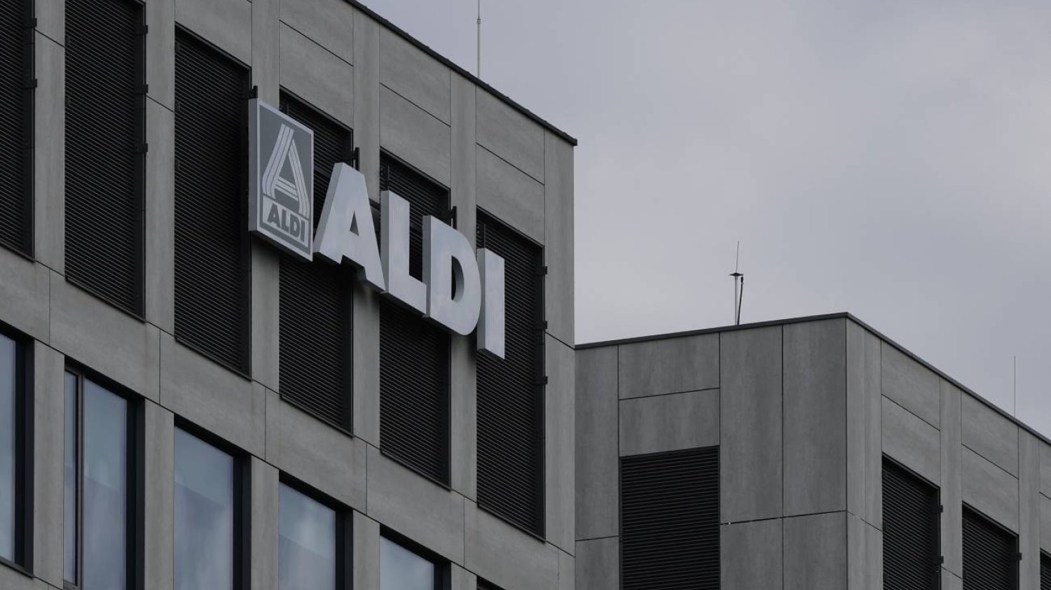 Nagłe zwolnienia grupowej w znanej sieci sklepów. Pracowników zastępuje AI Aldi Financial Hub w Krakowie zostaje zlikwidowany.