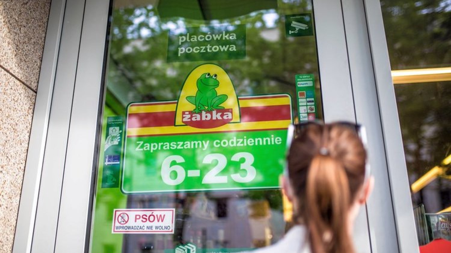 Ekspedientka Żabki odmówiła klientowi sprzedaży papierosów. Ten w odpowiedzi ją pobił.
