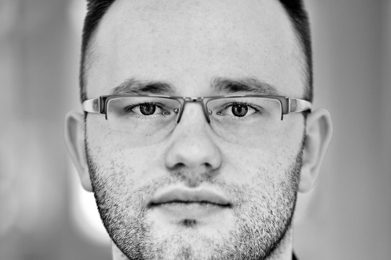 – Największy błąd popełniłem na początku. Założyłem spółkę informatyczną w najdroższej wtedy lokalizacji w Warszawie: na Alejach Jerozolimskich naprzeciwko Pałacu Kultury i Nauki. Pierwsze 50 tys. inwestycji przepaliłem przez to w cztery miesiące – mówi M