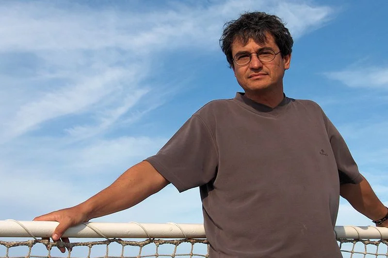 Carlo Rovelli to pochodzący z Włoch fizyk specjalizujący się w grawitacji kwantowej. Jest nie tylko naukowcem, ale i pisarzem, który posiadł dar opowiadania o skomplikowanym zjawiskach językiem zrozumiałym dla szarego czytelnika