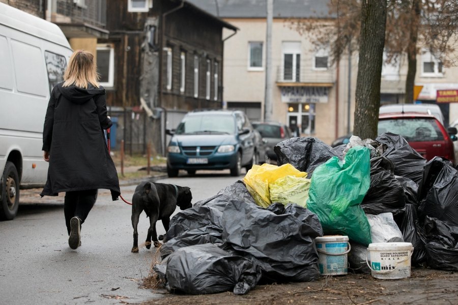 Maksymalna stawka za wywóz śmieci na głowę mieszkańca może wynosić 33,86 zł miesięcznie. Tymczasem firmy zajmujące się wywozem śmieci składają droższe cenowo oferty. Samorządy mogą złamać prawo lub pozwolić nam utonąć w odpadach