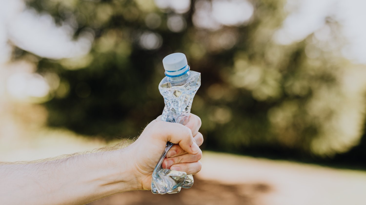Ministerstwo Klimatu zapowiada, że koszt zbiórki i recyklingu plastikowych opakowań poniosą producenci napojów, a nie ich klienci.