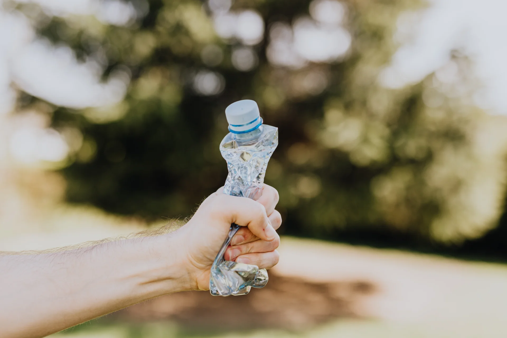 Ministerstwo Klimatu zapowiada, że koszt zbiórki i recyklingu plastikowych opakowań poniosą producenci napojów, a nie ich klienci.