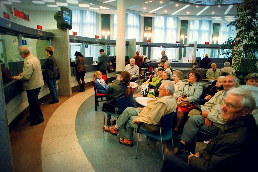 Kolejka po rekompensaty za niesłusznie niezrewaloryzowane emerytury w 2000 roku.