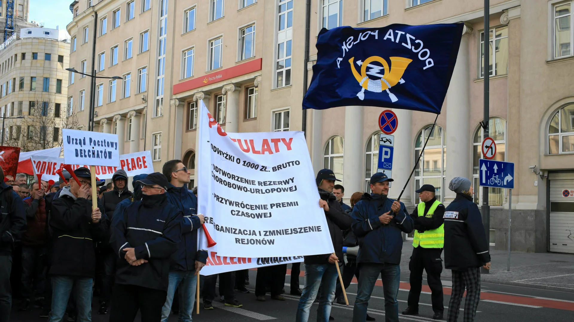 Listonosze są zmuszeni do walki o lepszy byt