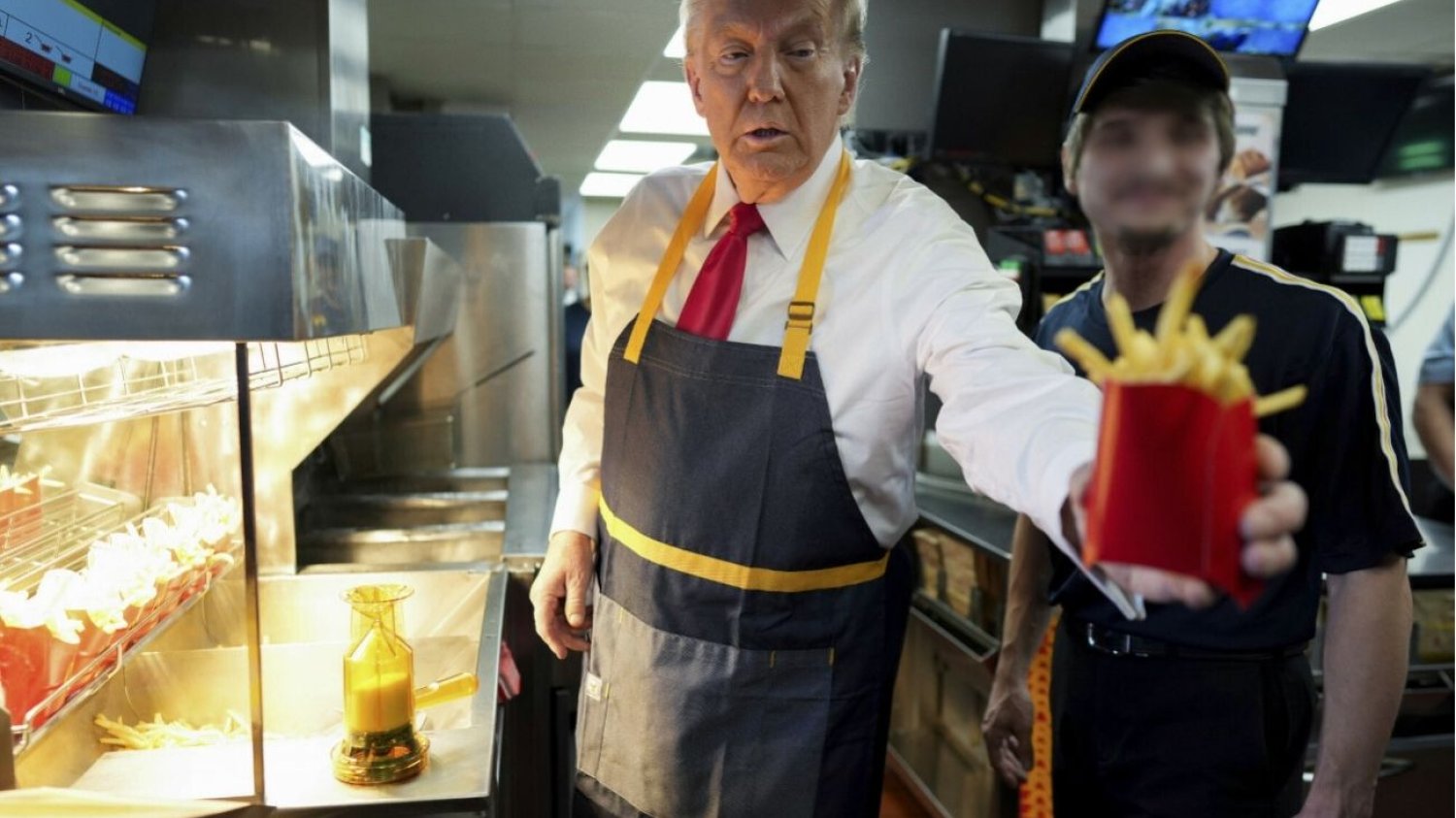 Frytki, które trzymał Donald Trump są warte ponad 40 tys. zł