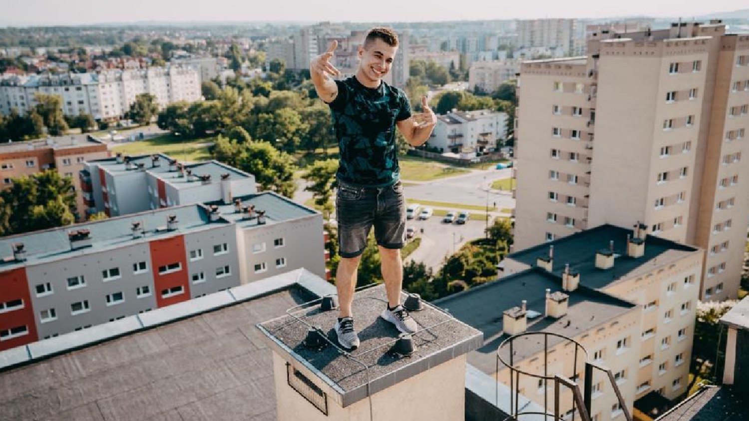 młody mężczyzna Friz na dachu starego bloku z wielkiej płyty w Polsce