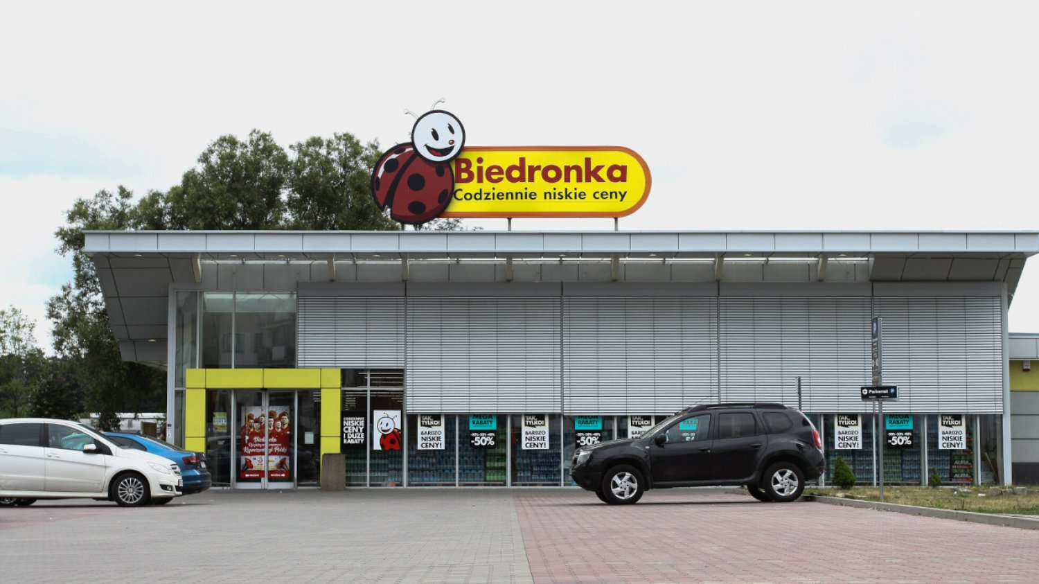 Biedronka chwali się zamontowaniem nowych stacji ładowania dla elektryków