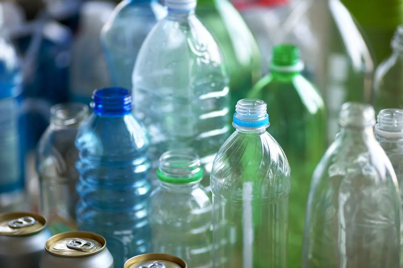 plastikowe butelki i puszki