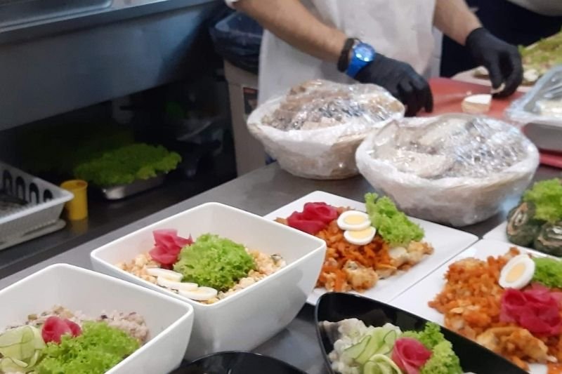 Firmy cateringowe nie mają w tym roku zleceń na duże wigilie. Wiele z nich wprowadziło do oferty przygotowywanie jedzenia na święta dla klientów indywidualnych.