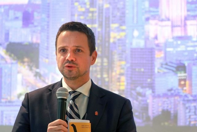 Rafał Trzaskowski odbił piłeczkę w kierunku władz centralnych, apelując o zniesienie różnic w bonifikatach i podwyższenie ich przez skarb państwa do 98-99 proc.