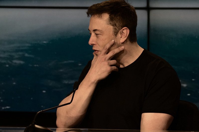 Elon Musk twierdzi, że jego firma Neuralink w niecały rok będzie miała gotowy implant łączący ludzki mózg z komputerem.