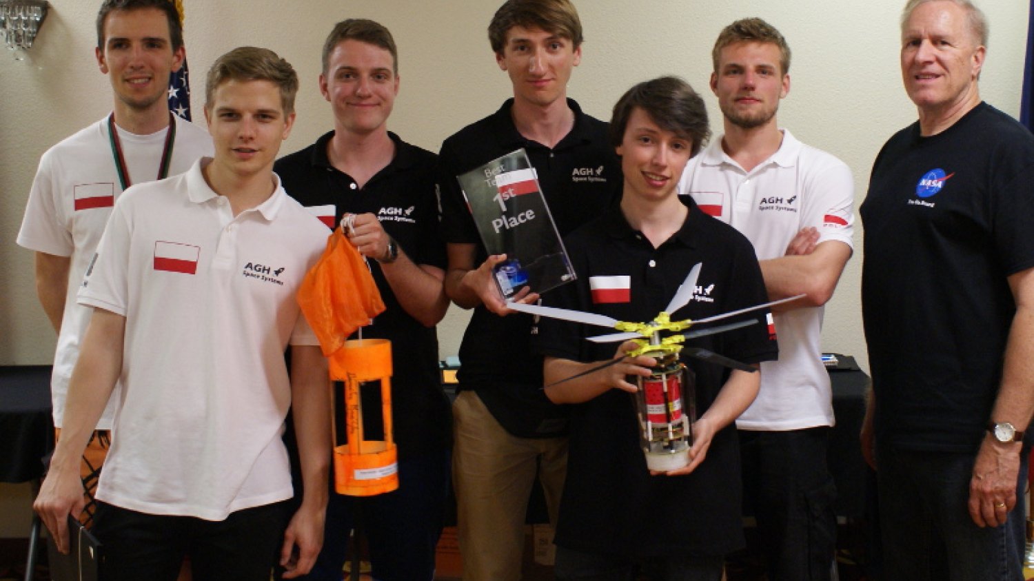 W skład zespołu AGH Space System wchodzi siedmioro studentów: Adam Kurzak (lider zespołu), Bartosz Postulka (konstrukcja mechaniczna), Bartosz Moczała (elektronika), Jakub Rachucki (stacja naziemna), Robert Betka (system kontroli lotu), Weronika Mrozińska