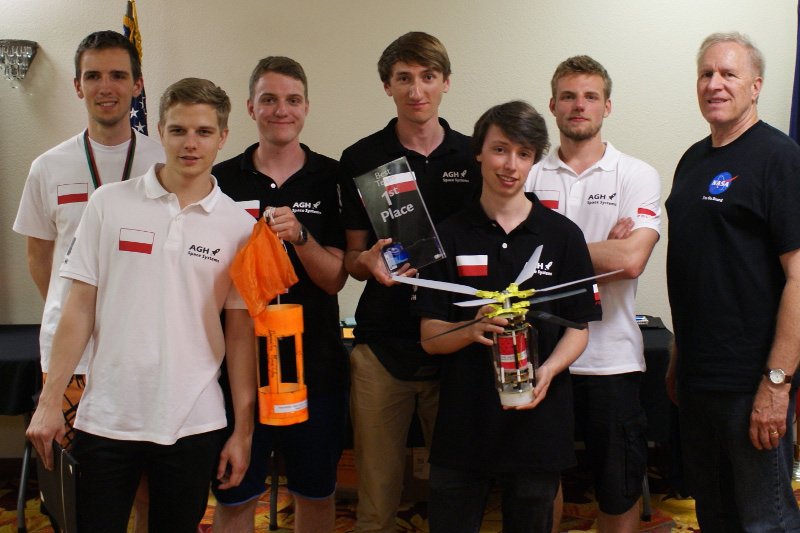 W skład zespołu AGH Space System wchodzi siedmioro studentów: Adam Kurzak (lider zespołu), Bartosz Postulka (konstrukcja mechaniczna), Bartosz Moczała (elektronika), Jakub Rachucki (stacja naziemna), Robert Betka (system kontroli lotu), Weronika Mrozińska