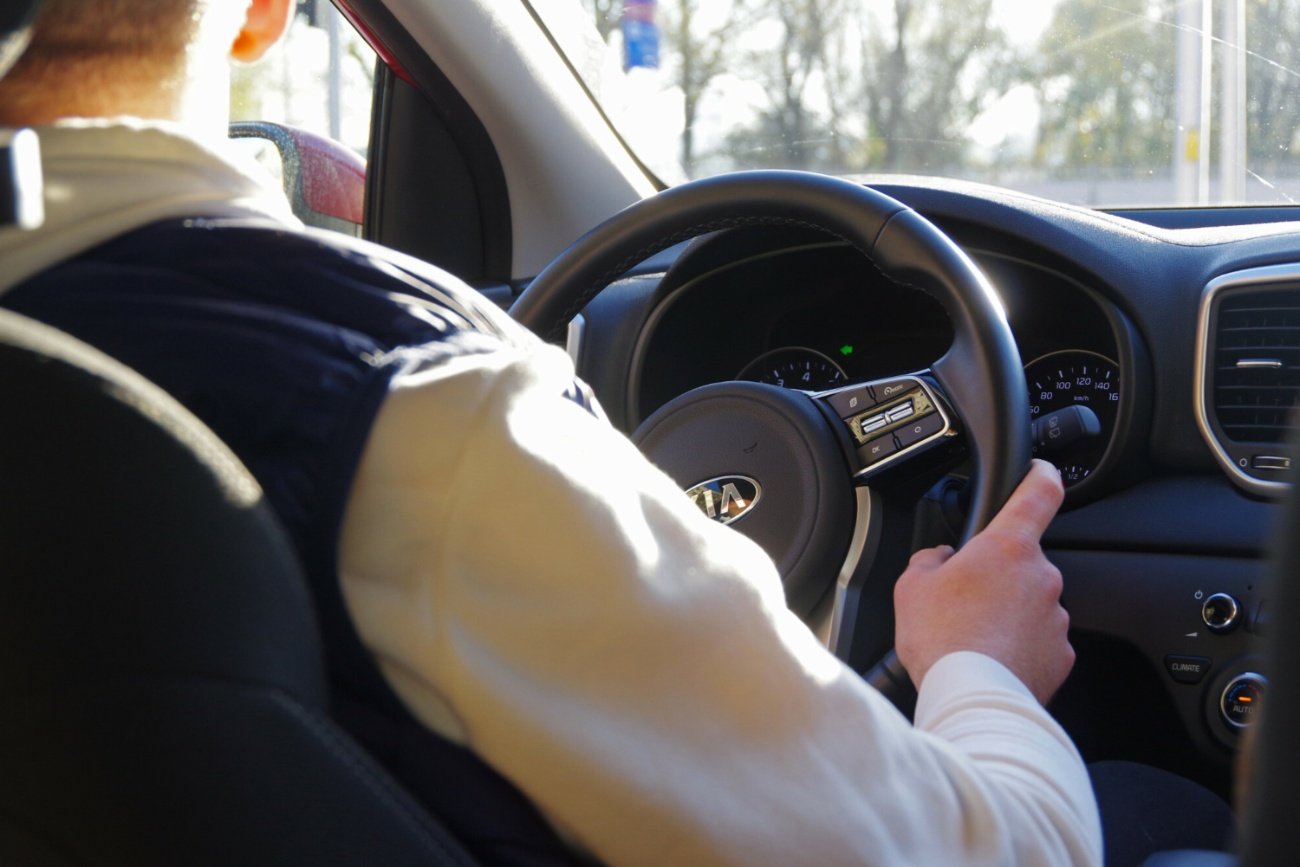 Mężczyzna, kierownica.