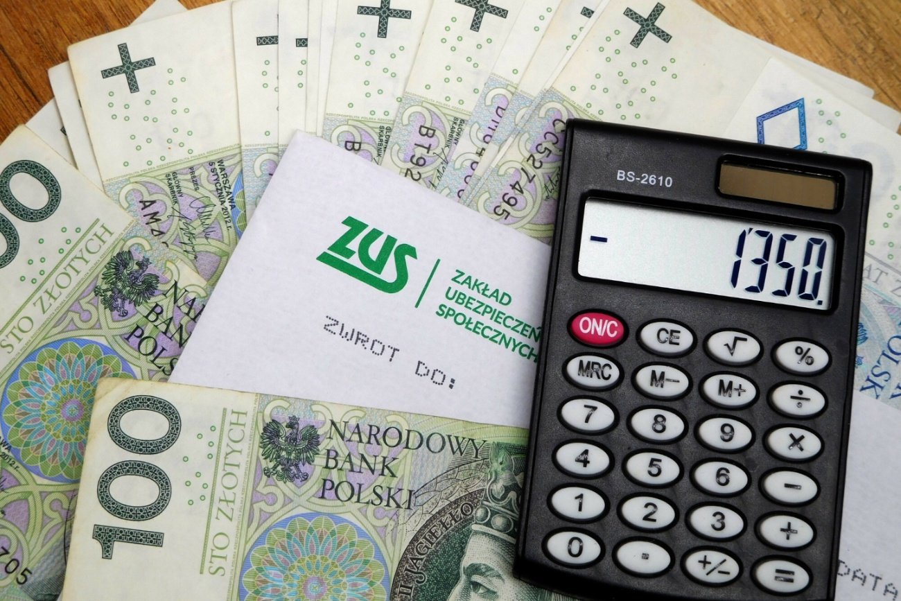 Pieniądze, kalkulator, pismo z ZUS.