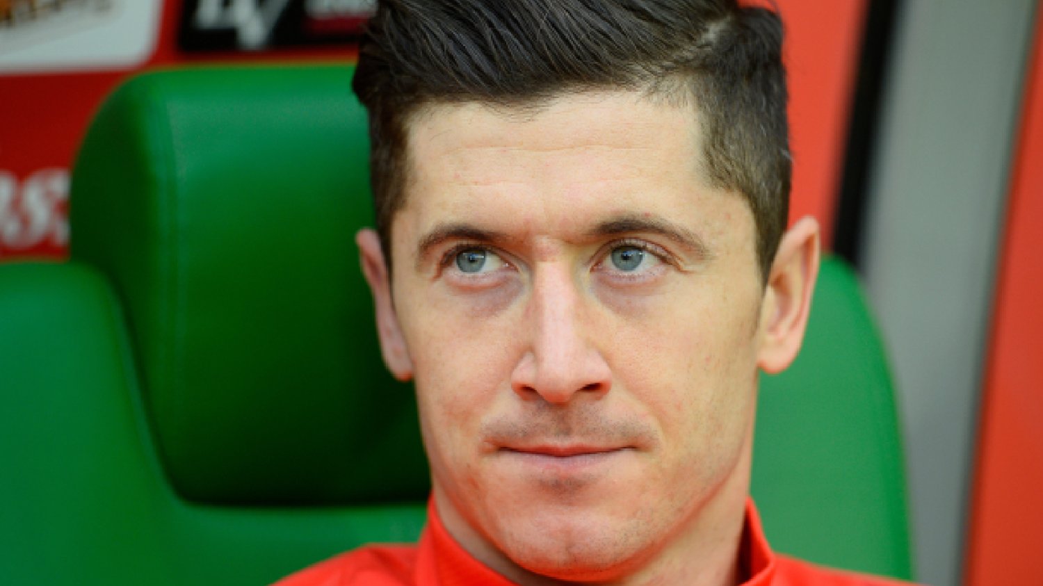 Robert Lewandowski w towarzyskim meczu Polski siedzi na ławce rezerwowych