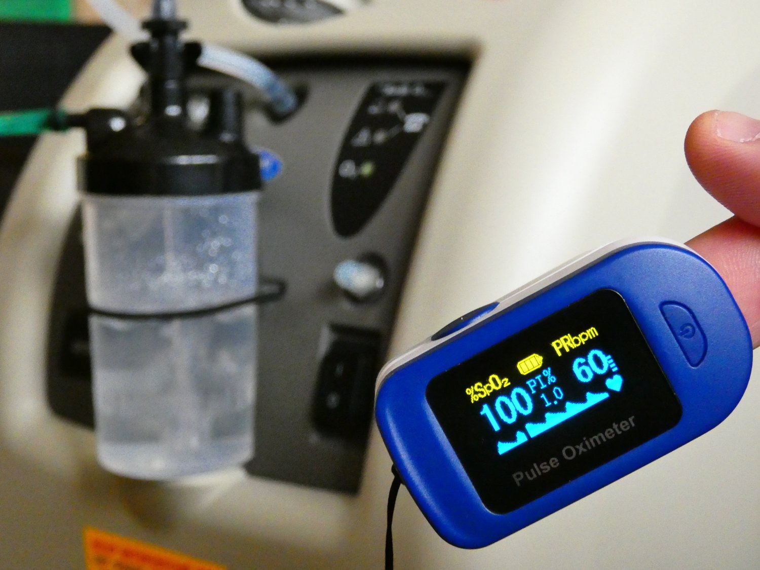 Pacjenci otrzymują pulsoksymetr, a Poczta Polska zarabia na tym krocie.