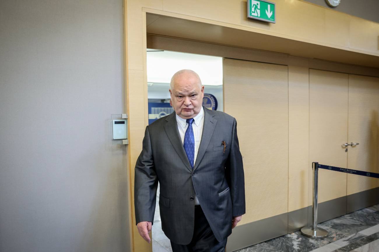 Adam Glapiński rzuca wyzwanie maszynom.