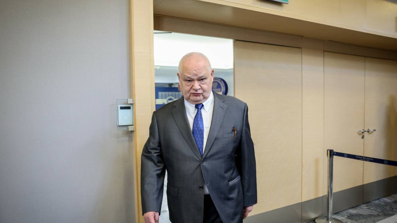Adam Glapiński rzuca wyzwanie maszynom.